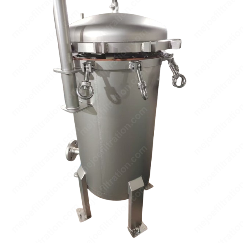Multi-bag filter housing with swing arm, top view