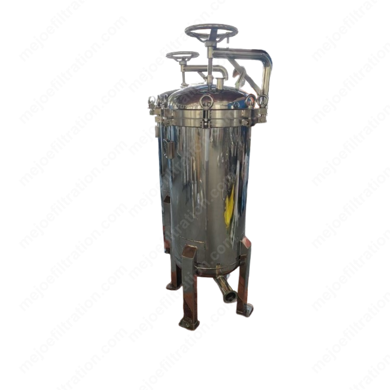 Swing arm bag filter housing, easy maintenance access